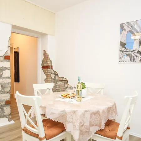 Forum Oasis Apartment Pula